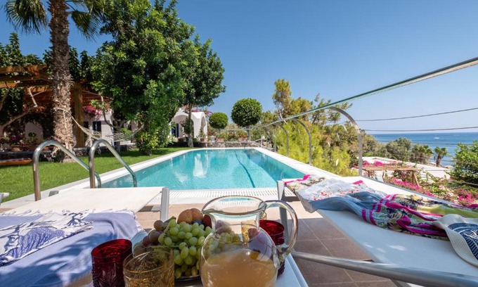 Kamari Villa | Santorini Mystique Garden Villa
