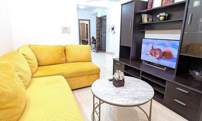 Delhi Apartment | Sapphire ~ Luxurious 3 BHK Near Lake & Golf Course , Free Wifi, Parking, Kitchen