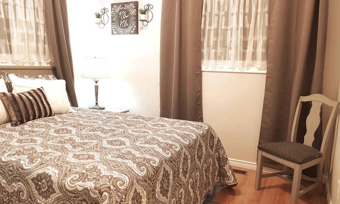 Sarnia House | Sarnia Central Six - BIG 6 BR 2 BA - patio and BBQ