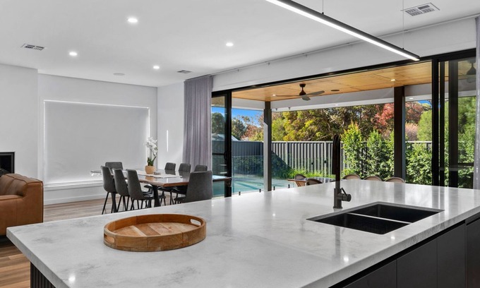 Fingal House | Savannah close to the Black Bull Golf Course. Perfect for golf groups and families.