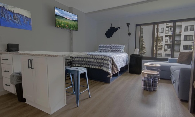 Snowshoe Condo | SC 2217: Renovated Studio w/courtyard views & pool! Perfect for summer!