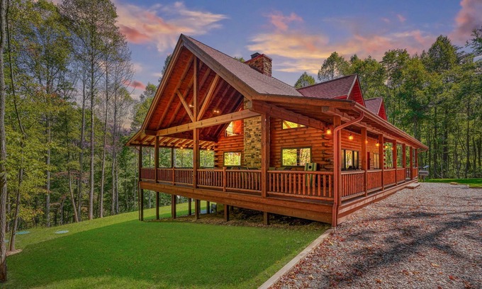 Logan Cabin | Scarlet Ridge - 6BR/3BA - walking distance to Old Man's Cave
