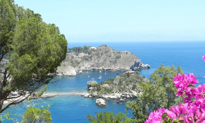 Forza d'Agro Apartment | Scenic mountain villa in vineyards in quiet area in Forza d'Agrò near Taormina