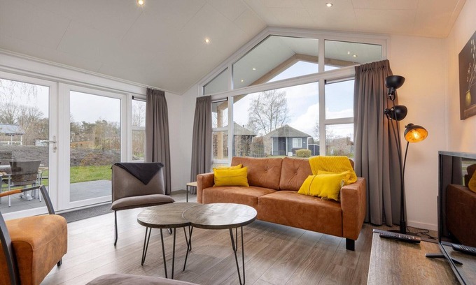 Hoge Hexel House | Scenic Retreat by the Lake