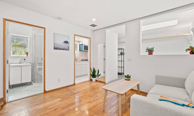 Atwater Village Apartment | Scenic Retreat With Deck Stunning Views in LA