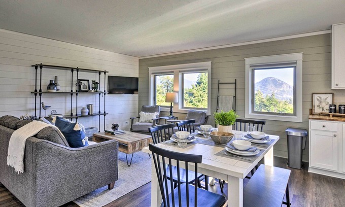 Carson Apartment | Scenic Studio w/Loft & View of the Columbia River