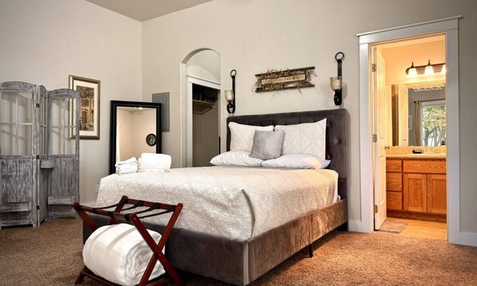 Baker City Cottage | Scenic Views Casita 1 - Cozy Studio for 2, Local Golfing 50% Off!