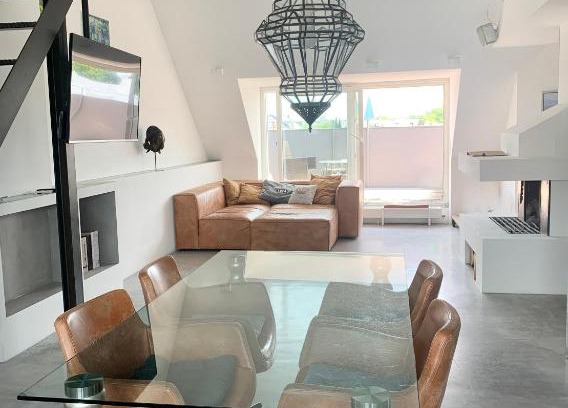 Moosach Apartment | Schöne Dachgeschoss-Maisonette Wohnung