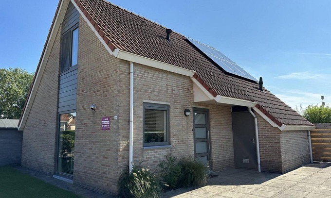 Breskens House | Scheldeveste 256 is a detached 6-person bungalow with approx. 102m2 of living comfort with attached conservatory and a lovely garden. The terrace with conservatory is located on the south side of the house.