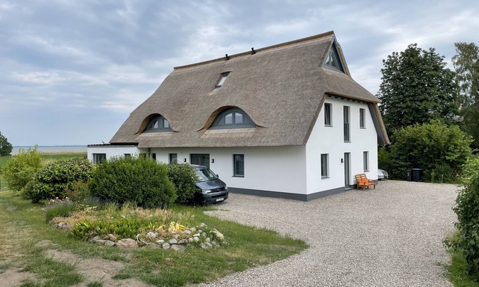 Ostseebad Ahrenshoop Apartment | Schilfhus Ahrenshoop, modern vacation apartment in a thatched house on the waterfront