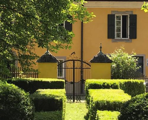 Laakirchen Apartment | Schloss mit eigenem Garten und Parkplatz