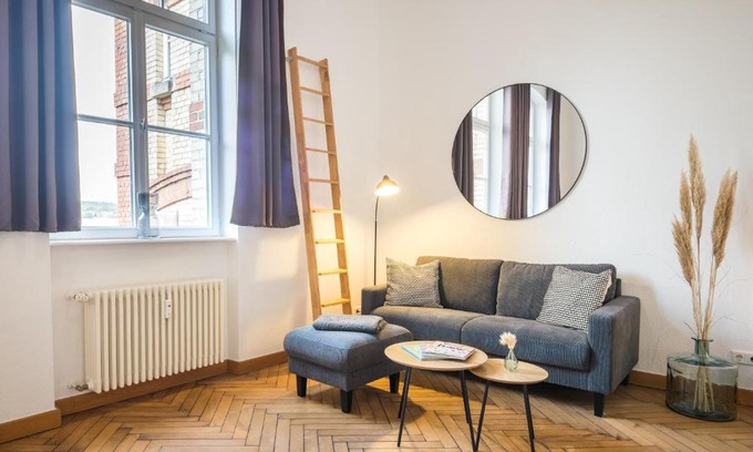 Sankt Ingbert Apartment | SCHWARZLINS LoftRaum - Stilvolles Apartment mit Smart TV, NETFLIX, Disney Plus, schnellem WLAN, Parken, Nespresso
