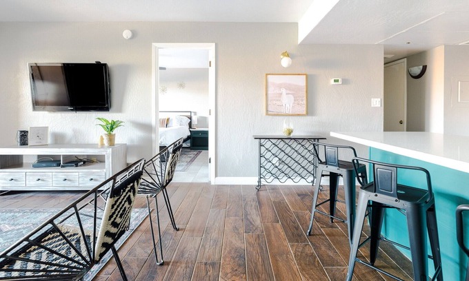 Inner Circle Condo | Scottsdale stay with MTN view+pool