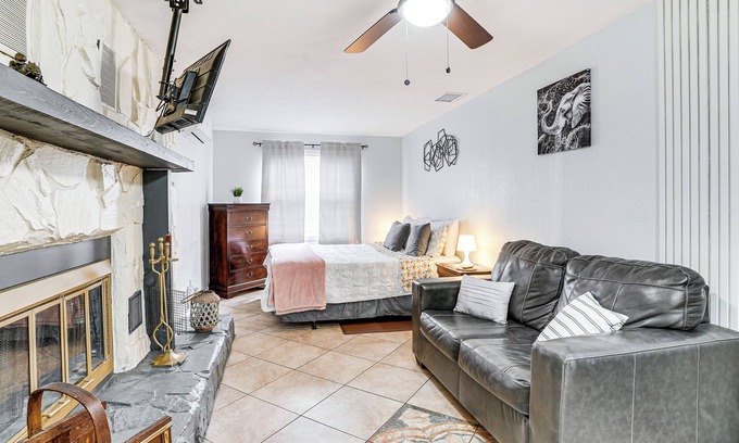 University Apartment | Screened Porch: Tampa Studio 4 Mi to Busch Gardens