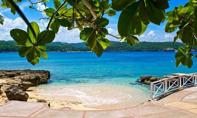 Discovery Bay Villa | SEA GRAPES ON THE BEACH Luxury 6 Bed Beach Villa, Discovery Bay - STAFF INCLUDED