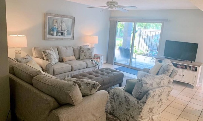 South Beach Villa | Sea Pines- South Beach! 1st Flr with a 4-minute walk to beach & Pickle Balln