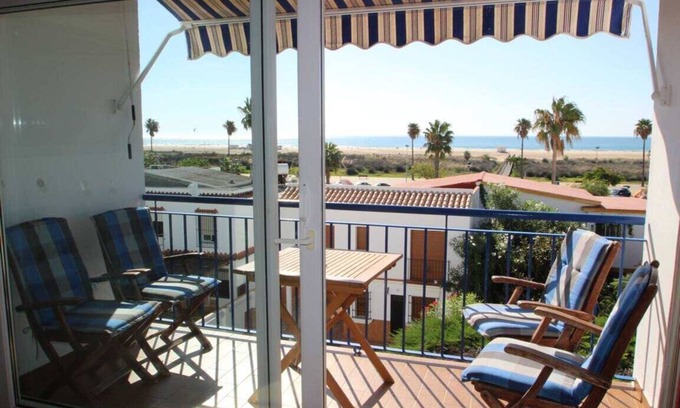 Conil de la Frontera City Center Apartment | Sea view, only 100 m to the sandy beach in Conil, furnished balcony and shared roof terrace - apt. De Dios -