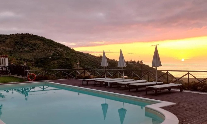 Capri Leone Bed & Breakfast | Sea view room with swimming pool at Villa Tecla