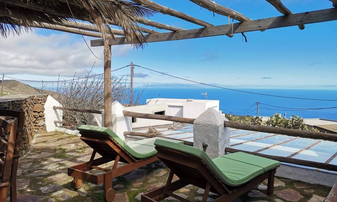 Isora Cottage | Sea Views and BBQ in this Cozy Rural House