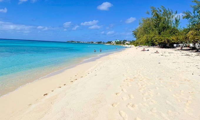 Seven Mile Beach Condo | SeaBreeze #8: Luxe Condo on 7 Mile Beach w/Pool, Jacuzzi + Backyard Snorkeling