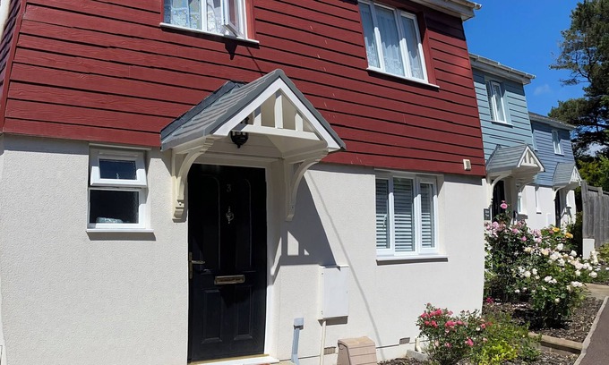 Lyme Regis House | Seabreeze- modern two bedroom house, parking, large garden, close to seafront