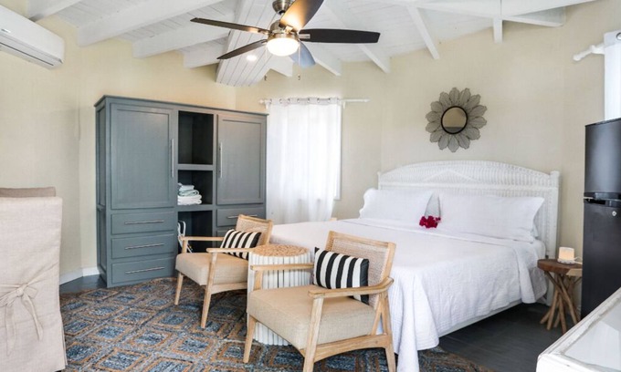 Sea Rocks Apartment | Seabreeze Oceanfront 1 BDRM - Arawak Beach Club
