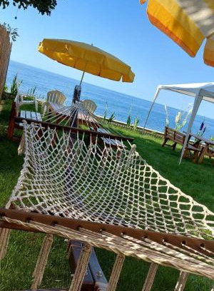 Ardesen Apartment | Seafront Apartment by the sea and with a beach and with big garden
