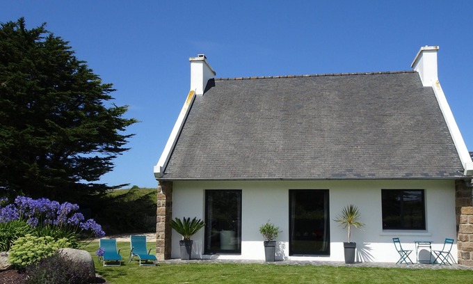 Cleder House | SEAFRONT, DIRECT ACCESS TO SANDY BEACH