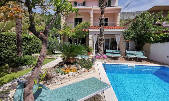 Duce Villa | Seafront villa, sandy beach, heated pool, sauna, fitness,.