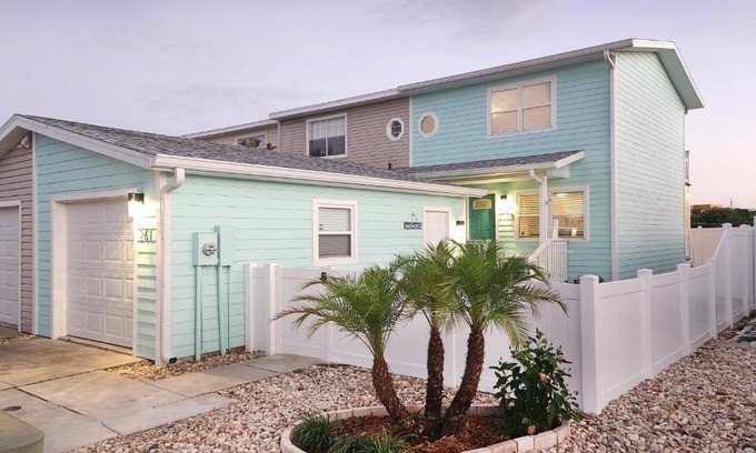 Chandler Park House | Seaglass Shores, steps to the beach