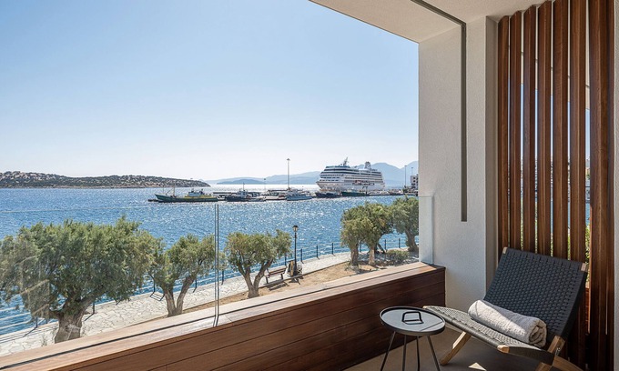 Agios Nikolaos Apartment | Seannamon Luxury Suite 3 - steps from the beach