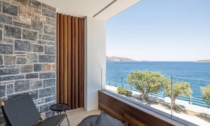 Agios Nikolaos Apartment | Seannamon Sea View Suite 1 steps from the beach