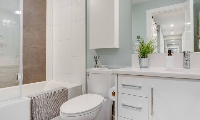 Brentwood Bay Apartment | Seas the Bay Oceanview Suite