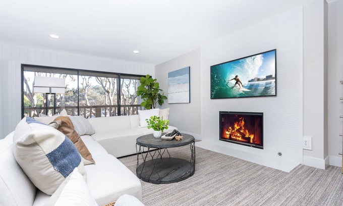 Solana Beach Condo | Seascape Sur Luxurious remodeled 2-bedroom 1 story condo with split system AC