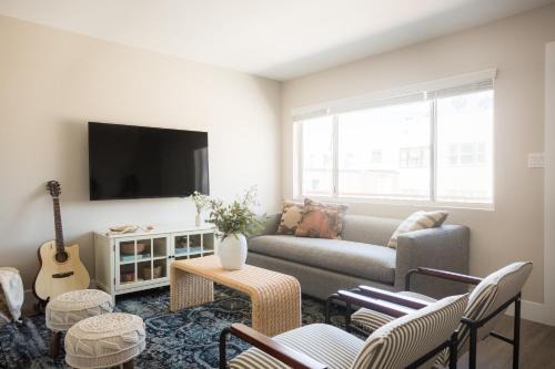 Village of La Jolla Apartment | Seashore Suites by AvantStay Modern Comfort Steps from La Jolla Cove