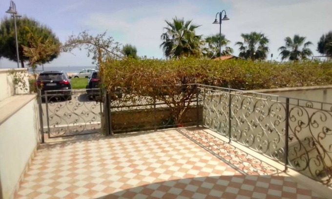 Roseto degli Abruzzi Apartment | Seaside apartment with front terrace overlooking the beach