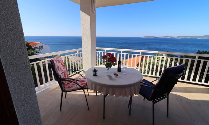 Podobuce Apartment | Seaside Apartments Hrkać - Comfort One Bedroom Apartment with Terrace and Sea View 1