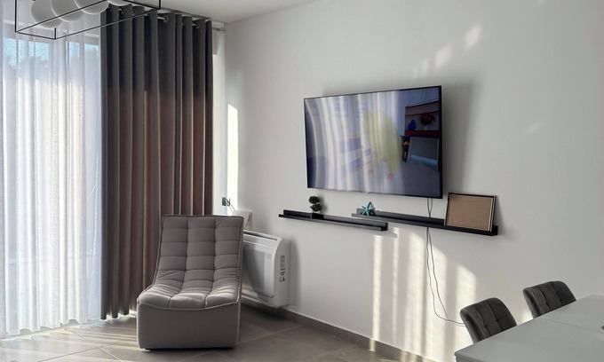 Sakës Apartment | 🌊 Seaside Bliss Awaits You! 🏡✨nnEscape to your perfect beach gateway