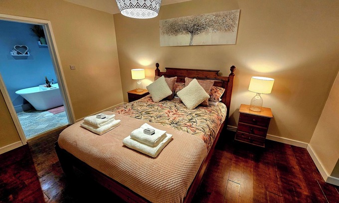 Cylch-Y-Garn House | Seaside Bliss Retreat - 5 Bedroom House