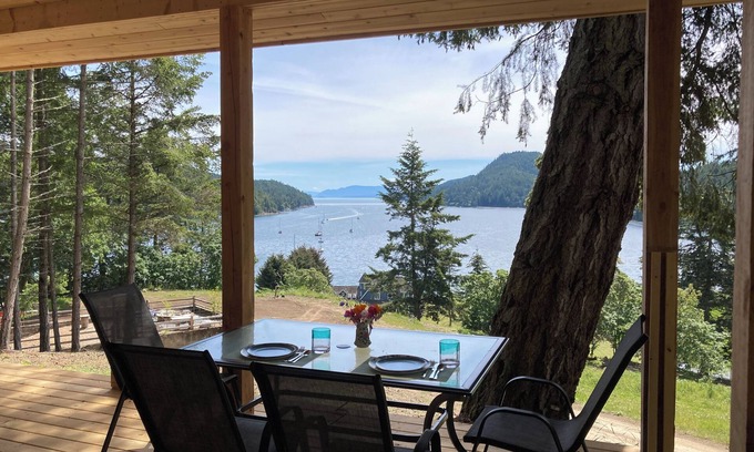 Pender Island Cottage | Seaside Cottage on Avalon Flower Farm, Pender Island.U-pick bouquet included