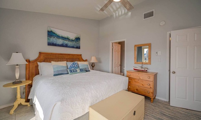 Harbor Oaks Condo | Seaside Cottage With Water Views!