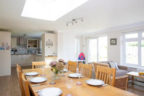 East Wittering House | Seaside detached 4bd home nr shops Parking Garden