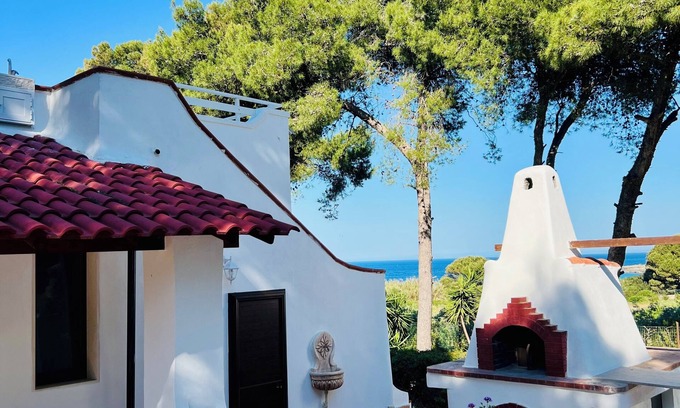 Taranto Villa | Seaside Escape with Stunning Views – Steps from Taranto’s Best Beaches!