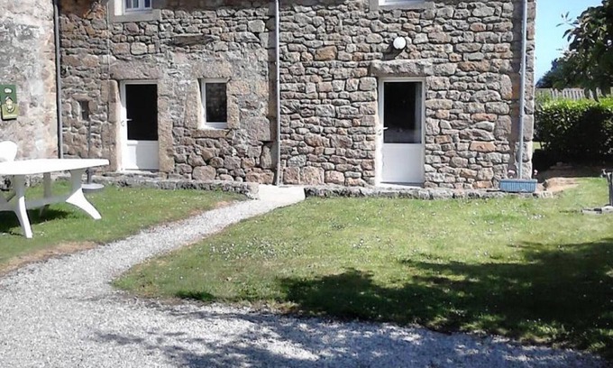 Fermanville Cottage | Seaside house with WiFi, parking, private garden