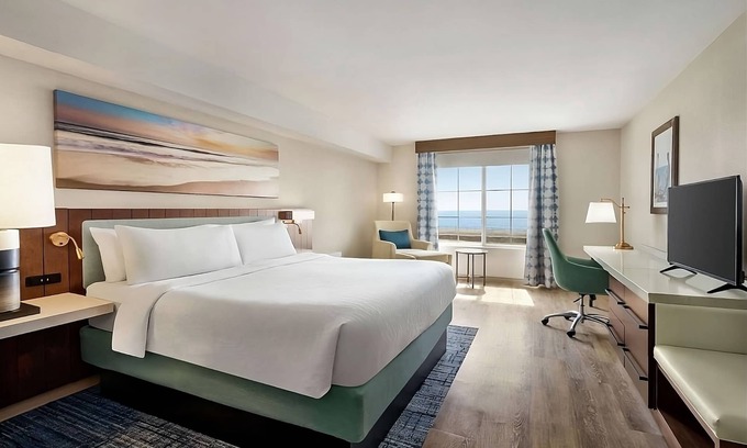 Carlsbad Hotel | Seaside Retreat! Onsite Pool, Outdoor Fireplace! Steps to Beach!