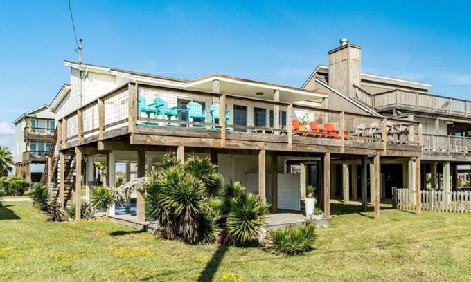 Bermuda Beach House | Seaside Serenity- Amazing 2nd row views, and dog friendly!