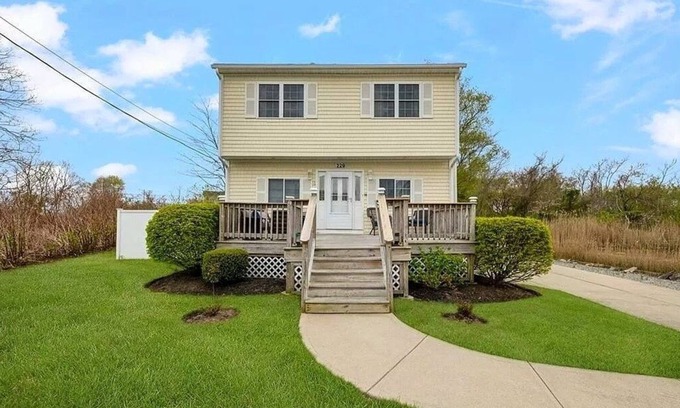 Warwick House | Seaside Serenity - Ocean view bliss near beach