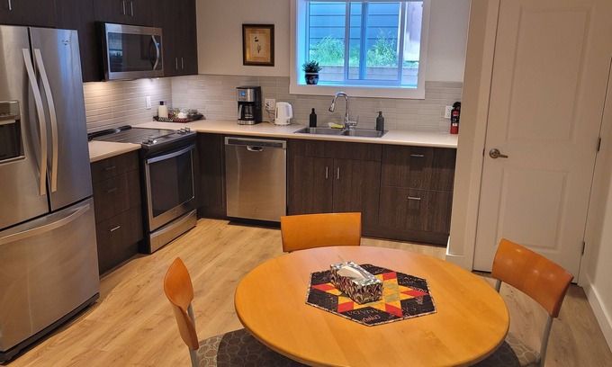 Colwood Apartment | Seaside suite with Parking
