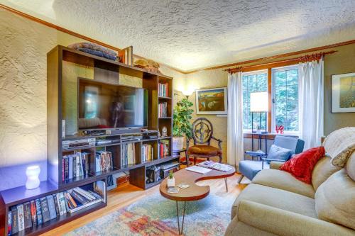 North Beach/Blue Ridge House | Seattle Home with Balcony 1 Mi to Park and Water!