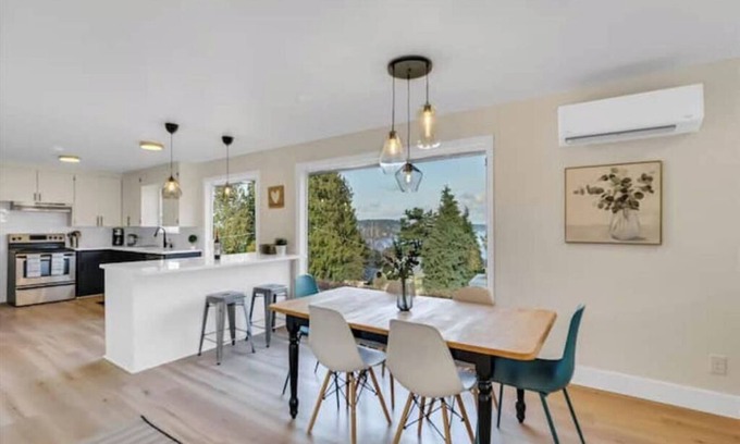 Bryn Mawr-Skyway House | Seattle Lake View 6 BR House w/AC & Heat